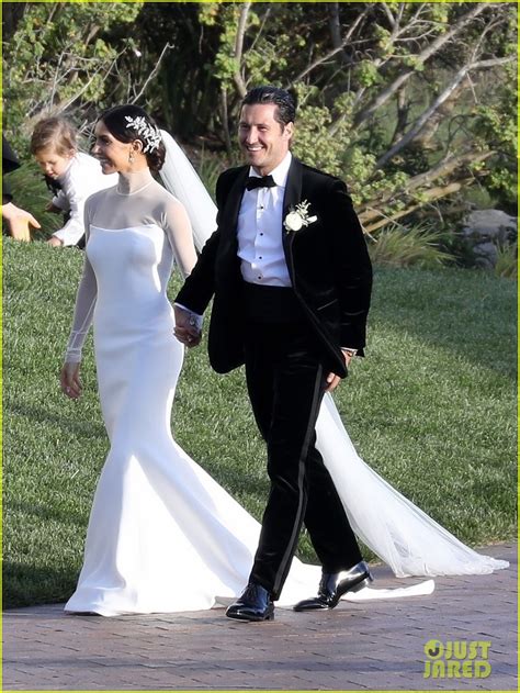 Val Chmerkovskiy Married Jenna Johnson in an Oceanfront。